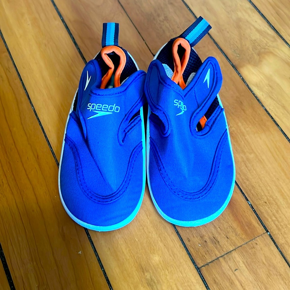 Speedo water shoes, like new!